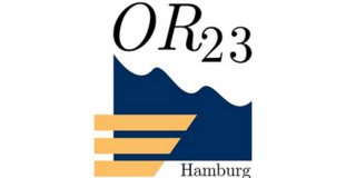 Logo Operations Research 2023 Hamburg, blaue Schrift, blaue Wellen darunter, 3 gelbe Querbalken links unten, alles auf weißem Grund