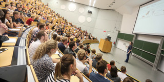 Studierende sitzen in einer Vorlesung im Hörsaal. 